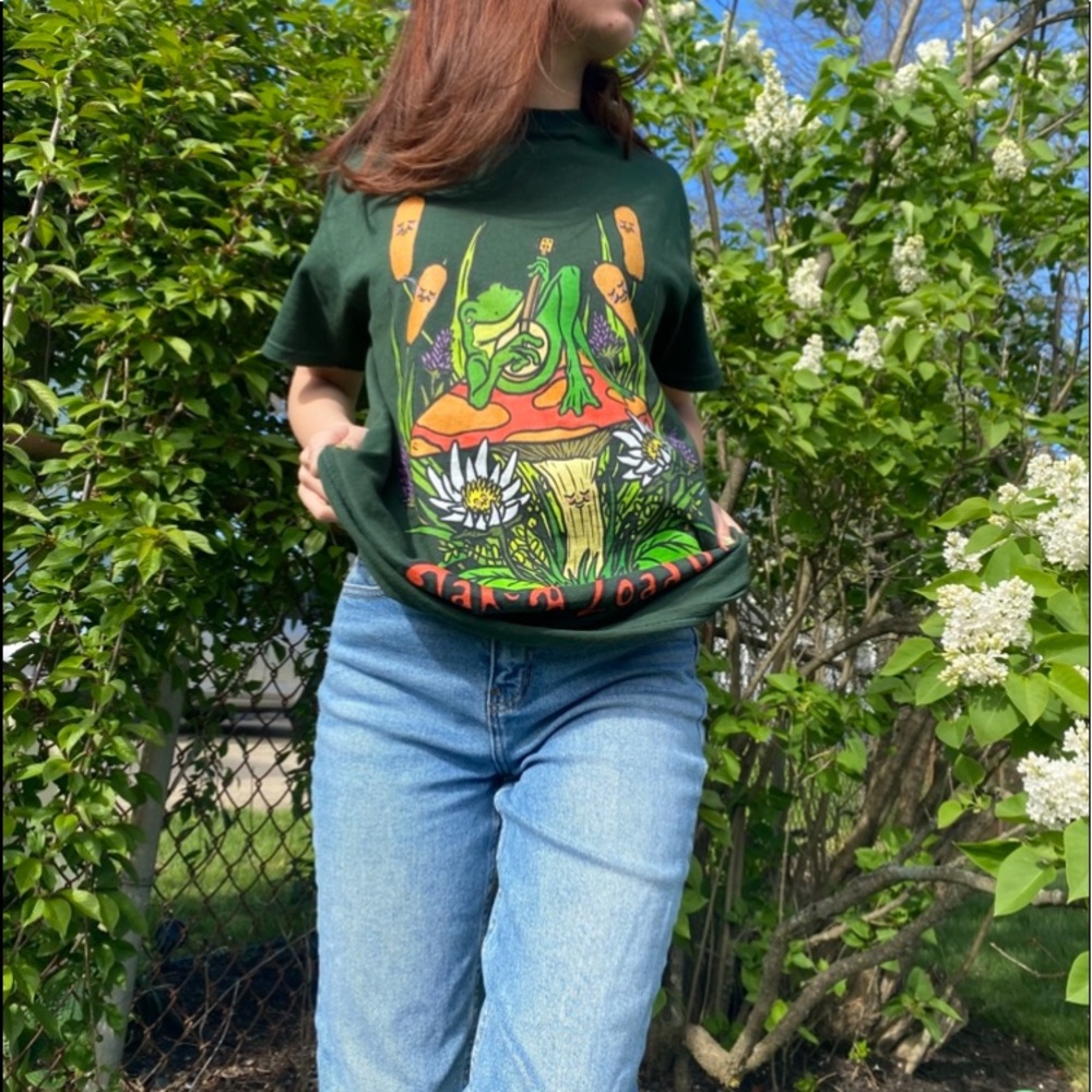 Adorable Green frog “take a load off” vintage tshirt!